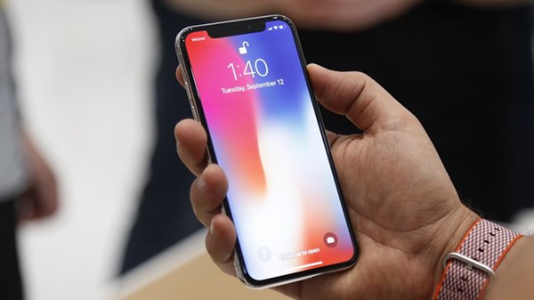 Apple случайно показала баг в рекламе iPhone X